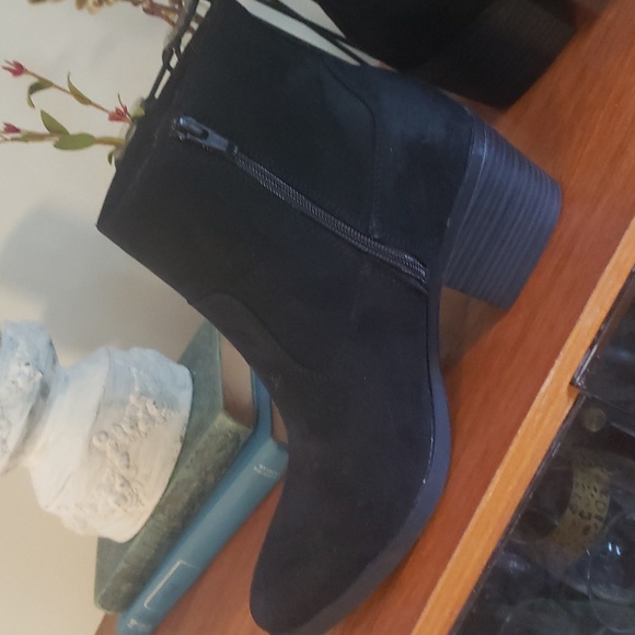 Old navy boots size 10. (Bin 4) - Picture 2 of 6